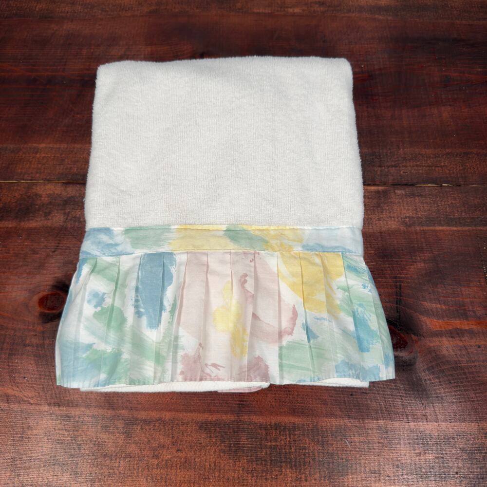 AVANTI GRAND PRIX 70s Vintage Ruffled Watercolor Trim Bath Towel 1978